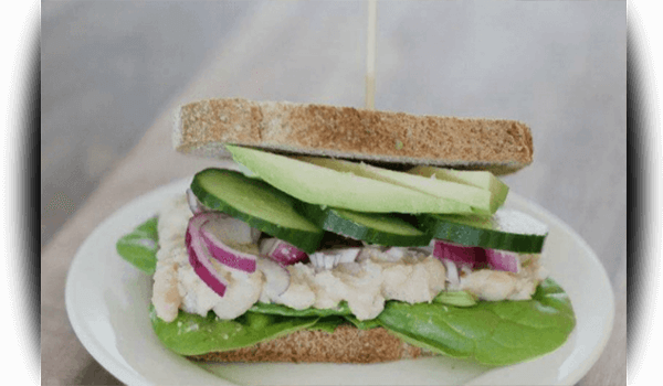 Witte bonen avocado sandwich